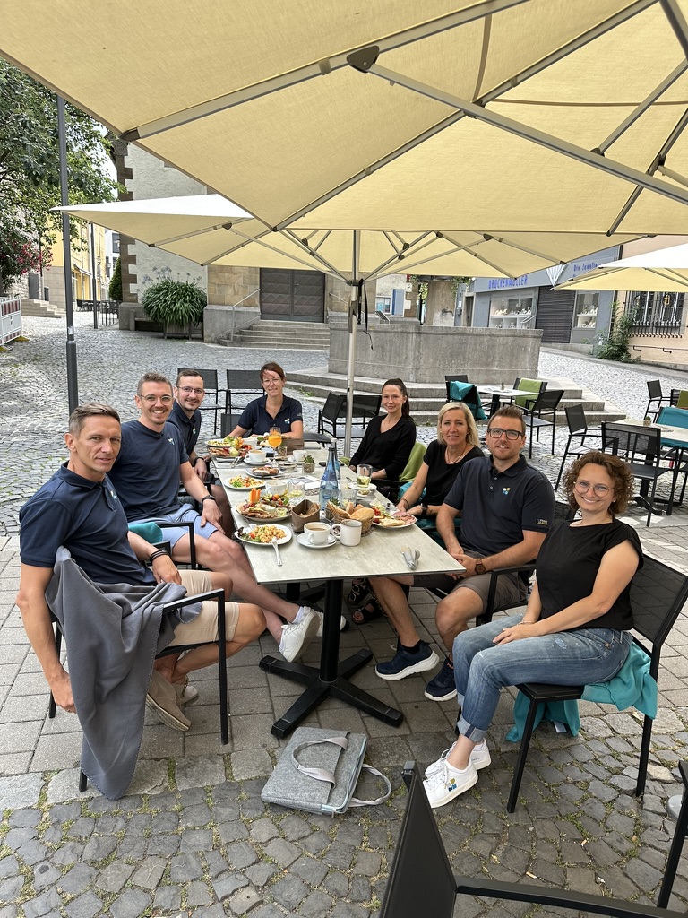 Monatliches Teamfrühstück.
