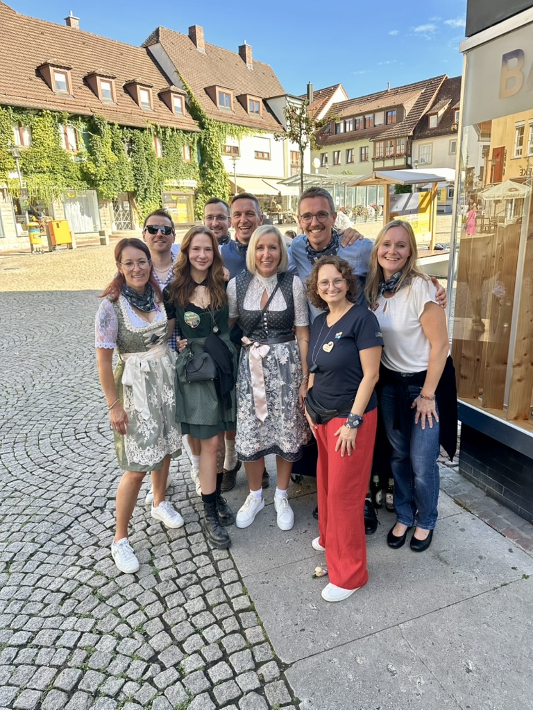 Volksfest in Dirndl & Lederhose. Ja, alle.